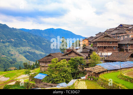 Ein Dorf von Terrassen in den Bergen im Südosten Guizhou, Yunnan Province, China umgeben Stockfoto