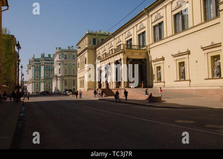 Zu Fuß von der U-Bahn-Station zur Eremitage in Sankt Petersburg, Russland Stockfoto