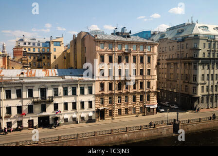 Blick auf sowjetische Apartmentgebäude vom Winterpalast der staatlichen Eremitage in Sankt Petersburg, Russland Stockfoto