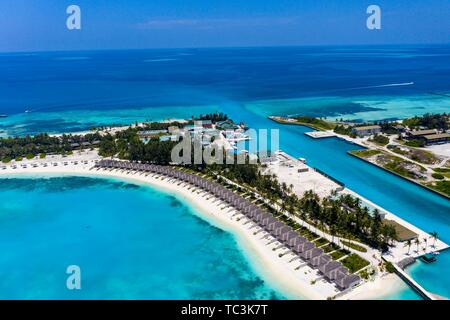 Drohnen geschossen, die Lagune der Malediven Insel Olhuveli mit Bungalows, Süd-Male-Atoll, Malediven Stockfoto