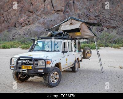 4x4 Fahrzeug mit erhöhtem Dach Zelt, Puros Canyon, Kaokoveld, Namibia Stockfoto