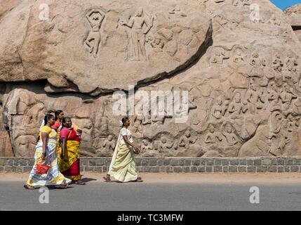 Gruppe von Frauen in traditionelle sari Kleid pass unvollendet Stein Relief, Mahabalipuram, Mamallapuram, Indien Stockfoto