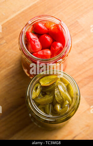 Eingelegte Peperoni und jalapeno Pfeffer in jar. Stockfoto