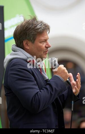 Der Politiker Robert Habeck, des Vorsitzenden des BUNDNIS 90/DIE GRUNEN, spricht bei einem Wahlkampfauftritt am Jesuitenplatz in Koblenz. Stockfoto