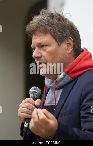 Der Politiker Robert Habeck, des Vorsitzenden des BUNDNIS 90/DIE GRUNEN, spricht bei einem Wahlkampfauftritt am Jesuitenplatz in Koblenz. Stockfoto