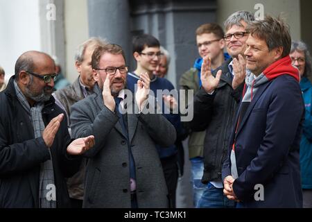 Der Politiker Robert Habeck, des Vorsitzenden des BUNDNIS 90/DIE GRUNEN, genießt den Applaus nach einem Wahlkampf Aussehen am Stockfoto