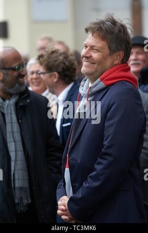 Der Politiker Robert Habeck, des Vorsitzenden des BUNDNIS 90/DIE GRUNEN, genießt den Applaus nach einem Wahlkampf Aussehen am Stockfoto