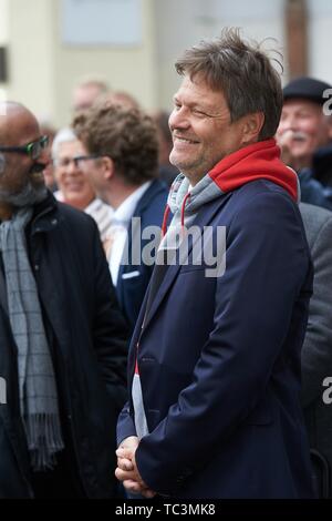 Der Politiker Robert Habeck, des Vorsitzenden des BUNDNIS 90/DIE GRUNEN, genießt den Applaus nach einem Wahlkampf Aussehen am Stockfoto