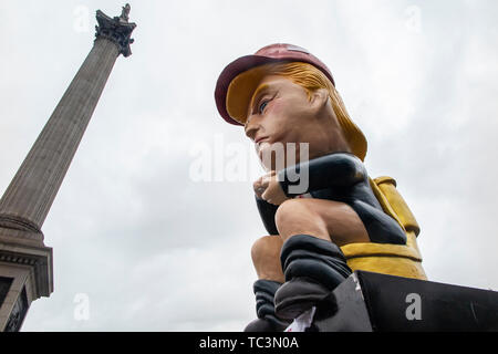 Demonstranten am Trafalgar Square gegen den Staatsbesuch des Donald Trump demonstrieren Stockfoto