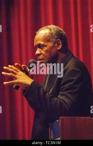 Amerikanische Schauspieler Danny Glover Gesten, wie er an einem Podium an der Johns Hopkins University in Baltimore, Maryland, 12. Oktober 2007 spricht. Vom Homewood Sammlung Fotografie. () Stockfoto