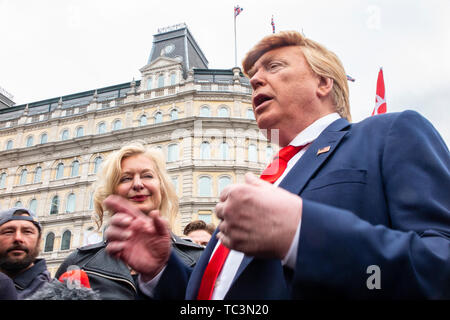 Ein Donald Trump Imitator Wanderungen durch die Straßen von London mit Demonstranten am Trafalgar Square an einer Demonstration gegen den Staatsbesuch des Donald Trump Stockfoto