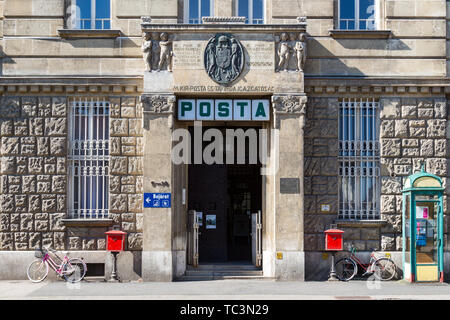 Eingang zum Central Post Office mit traditionellen Briefkästen und Telefonzellen in Sopron, Ungarn Stockfoto