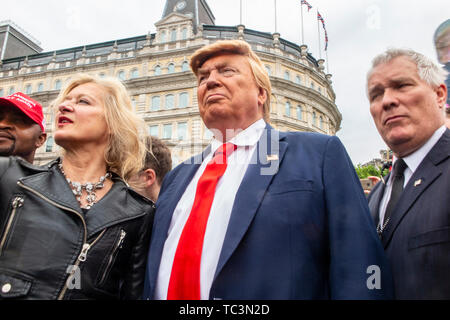 Ein Donald Trump Imitator Wanderungen durch die Straßen von London mit Demonstranten am Trafalgar Square an einer Demonstration gegen den Staatsbesuch des Donald Trump Stockfoto