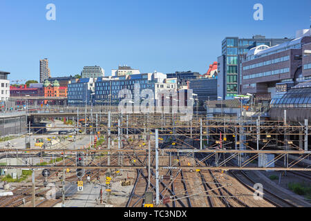 Bahngleise nördlich von Hauptbahnhof von Stockholm in Schweden in einem Sommermorgen Stockfoto