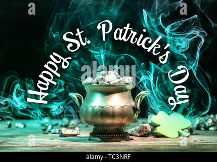 Der Leprechaun pot mit Schatz auf Tisch gegen den dunklen Hintergrund. St. Patrick's Day Celebration Stockfoto