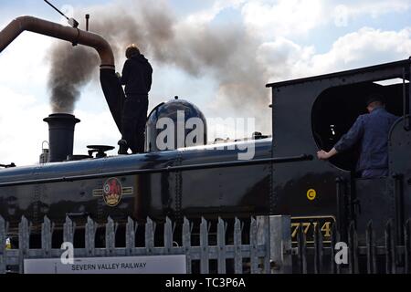 Befüllen des Wassertanks des Ex-GWR pannier Tank 7714 in Kidderminster Station auf den Severn Valley Heritage Railway Stockfoto