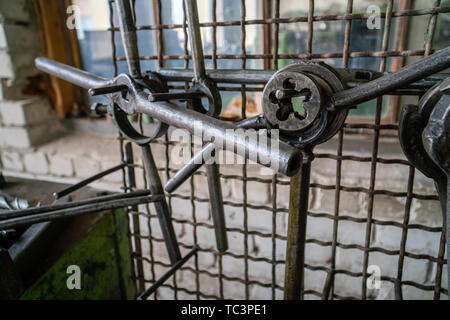 Metallverarbeitung Werkzeuge auf maßgeschneiderte Rack gehängt Stockfoto
