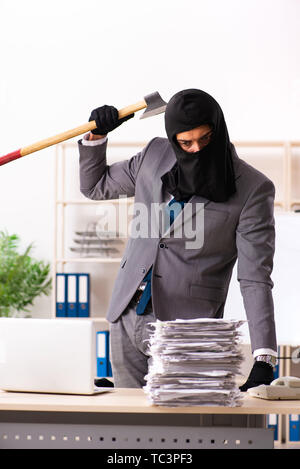 Männliche gangster Diebstahl von Informationen aus dem Büro Stockfoto