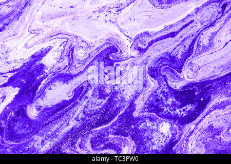 Flüssige Marmorierung Farbe Hintergrund. Fluid Malerei abstrakte Textur, Weiß und Violett Duplex. Farbe mischen. Moderne Kunst Stockfoto