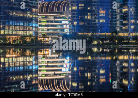 Nahaufnahme der Wolkenkratzer in der Nacht Stockfoto