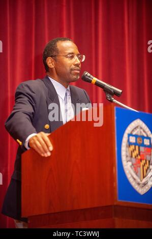 Low-Winkel Nahaufnahmen der neurochirurgen Ben Carson sprechen von einem Podium während einer Milton S Eisenhower Symposium an der Johns Hopkins Universität, Baltimore, Maryland, 15. September 2009. Vom Homewood Sammlung Fotografie. () Stockfoto