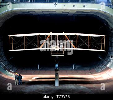 Die NASA Ingenieure testen eine hundertjährige Nachbau des 1903 Wright Flyer in den Nationalen maßstäblichen Tunnel Aerodynamik bei Ames Research Center, Mountain View, Kalifornien, 1999. Mit freundlicher Genehmigung der Nationalen Luft- und Raumfahrtbehörde (NASA). () Stockfoto