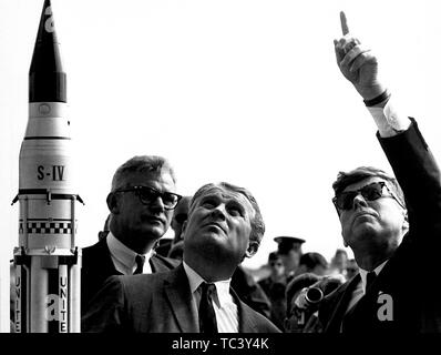 Dr. Wernher von Braun und Robert Seamans erklärt der Saturn Start System Präsident John F. Kennedy, 16. November 1963. Mit freundlicher Genehmigung der Nationalen Luft- und Raumfahrtbehörde (NASA). ()