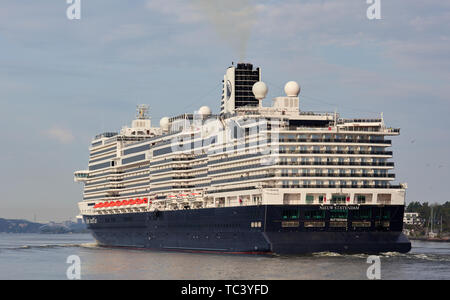 Großes Kreuzfahrtschiff Nieuw Statendam von Holland-America Line nach Stockholm, Schweden anreisen Stockfoto