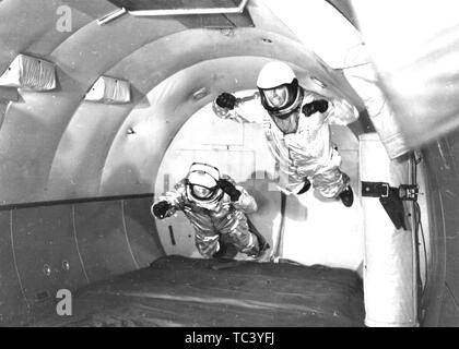 Mercury Astronauten in der Schwerelosigkeit simuliert Flug in C-131 Flugzeugen Flugbahn an Wright Air Development Center, Ohio, 1959. Mit freundlicher Genehmigung der Nationalen Luft- und Raumfahrtbehörde (NASA). () Stockfoto