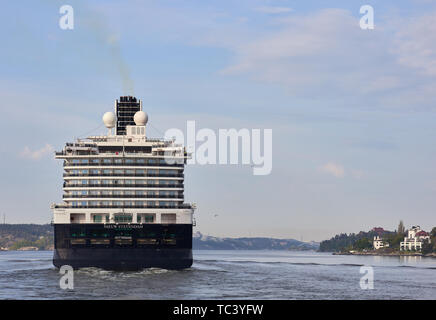 Großes Kreuzfahrtschiff Nieuw Statendam von Holland-America Line nach Stockholm, Schweden anreisen Stockfoto