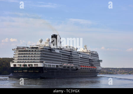 Großes Kreuzfahrtschiff Nieuw Statendam von Holland-America Line nach Stockholm, Schweden anreisen Stockfoto