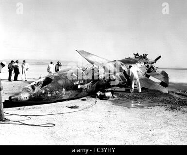 Eine Luftwaffe Team versammelt sich um ein X-15 Rakete - angetriebene Flugzeug Absturz bei Schlamm Lake, Nevada, 9. November 1962. Mit freundlicher Genehmigung der Nationalen Luft- und Raumfahrtbehörde (NASA). () Stockfoto