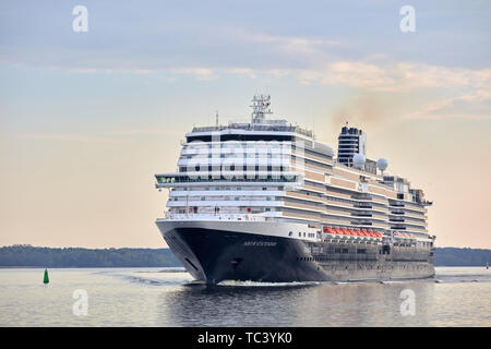 Großes Kreuzfahrtschiff Nieuw Statendam von Holland-America Line nach Stockholm, Schweden anreisen Stockfoto