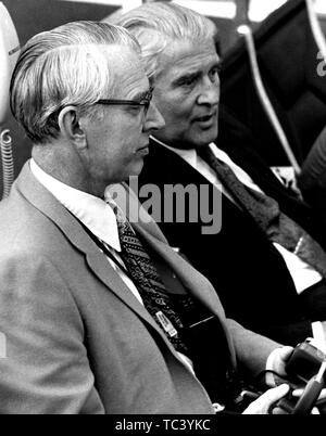 Dr. James C Fletcher und Dr. Wernher von Braun monitor Apollo 15 prelaunch Aktivitäten in Zimmer 1 des Launch Control Center und dem Kennedy Space Center, Florida, 1971. Mit freundlicher Genehmigung der Nationalen Luft- und Raumfahrtbehörde (NASA). () Stockfoto