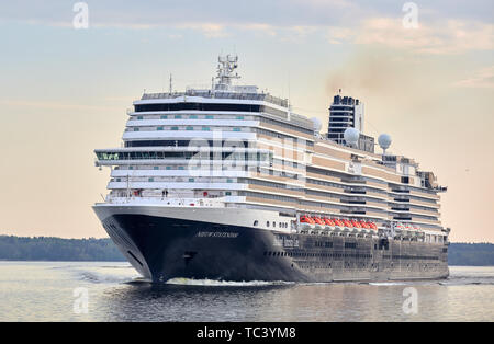 Großes Kreuzfahrtschiff Nieuw Statendam von Holland-America Line nach Stockholm, Schweden anreisen Stockfoto