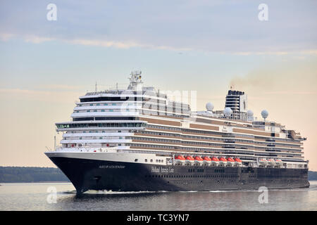 Großes Kreuzfahrtschiff Nieuw Statendam von Holland-America Line nach Stockholm, Schweden anreisen Stockfoto