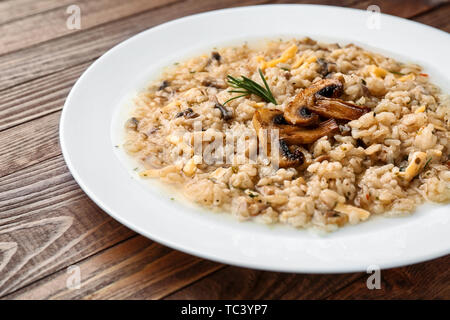 Mit leckeren Risotto auf hölzernen Tischplatte Stockfoto