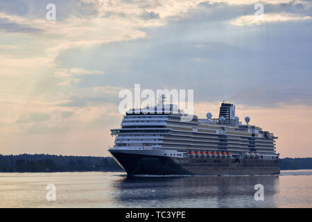 Großes Kreuzfahrtschiff Nieuw Statendam von Holland-America Line nach Stockholm, Schweden anreisen Stockfoto