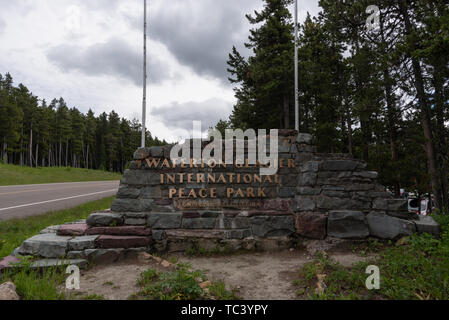 Waterton Glacier International Peace Park Zeichen entlang der Seite der Straße Stockfoto