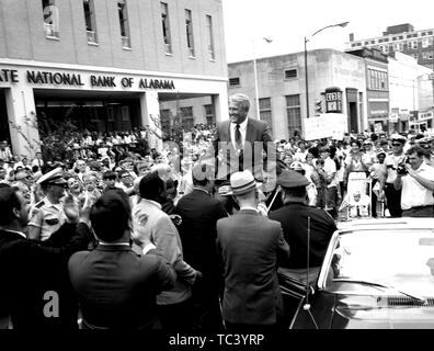 Dr. Wernher von Braun ist auf den Schultern der Stadt Beamte während der Feier der Splashdown von Apollo 11 in Huntsville, Alabama, 24. Juli 1969 durchgeführt. Mit freundlicher Genehmigung der Nationalen Luft- und Raumfahrtbehörde (NASA). ()