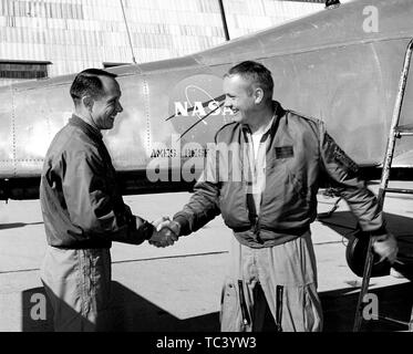 Ames Test Pilot Fred Drinkwater gratuliert Neil Armstrong auf seiner ersten Lunar schweben im Ames Bell X-14 Flugzeug in Ames Research Center, Mountain View, Kalifornien, Februar, 1964. Mit freundlicher Genehmigung der Nationalen Luft- und Raumfahrtbehörde (NASA). () Stockfoto