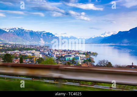 Anzeigen von Montreux die Stadt und die Berge von der Autobahn genommen, Schweiz Stockfoto