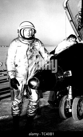 NASA-Test Pilot Neil Armstrong stellt neben dem X-15 Rakete angetriebene Luftfahrzeuge nach einer Forschung Flug, 1960. Mit freundlicher Genehmigung der Nationalen Luft- und Raumfahrtbehörde (NASA). () Stockfoto