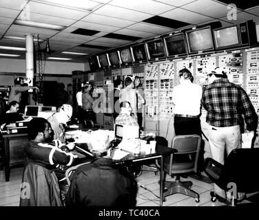 Die NASA-Techniker mit der Überwachung eines Space Shuttle Haupttriebwerk test Feuern auf den Test Control Center, John C Stennis Space Center, Hancock County, Mississippi, 1960. Mit freundlicher Genehmigung der Nationalen Luft- und Raumfahrtbehörde (NASA). () Stockfoto