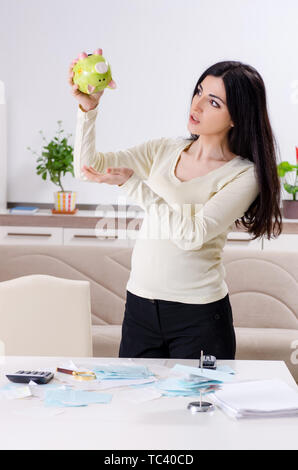 Junge schwangere Frau in die Budgetplanung Konzept Stockfoto