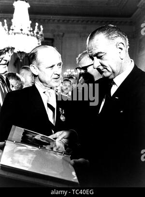 Direktor des Jet Propulsion Laboratory Dr. William Henry Pickering Vorstellung Mariner Raumfahrzeug Fotos zum Präsidenten Lyndon Baines Johnson, 29. Juli 1965. Mit freundlicher Genehmigung der Nationalen Luft- und Raumfahrtbehörde (NASA). () Stockfoto