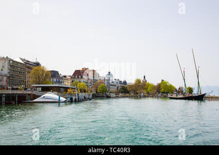 Imege von Evian-les-Bains Stadt Port in Frankreich von der Fähre am Genfer See genommen Stockfoto