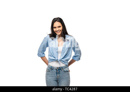 Happy girl mit Händen akimbo auf Kamera isoliert auf weißem Stockfoto