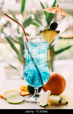 Nahaufnahme einer bunten fancy Trendige Cocktail garniert mit frischen Früchten, zurück Natürliches Licht trinken Bokeh, unscharf, kreative Zusammensetzung, Aperitif Stockfoto