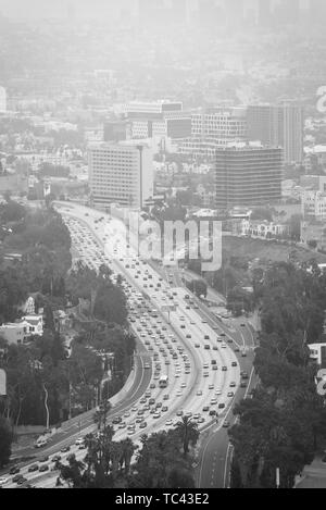 Stadtbild Blick von der Autobahn 101 aus dem Hollywood Bowl Blicken auf Mulholland Drive, Los Angeles, Kalifornien Stockfoto